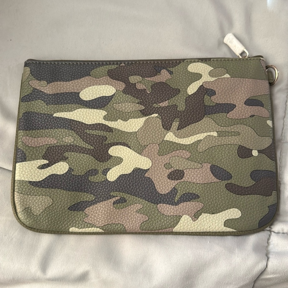 Thirty One Rubie Mini Clutch in Camo